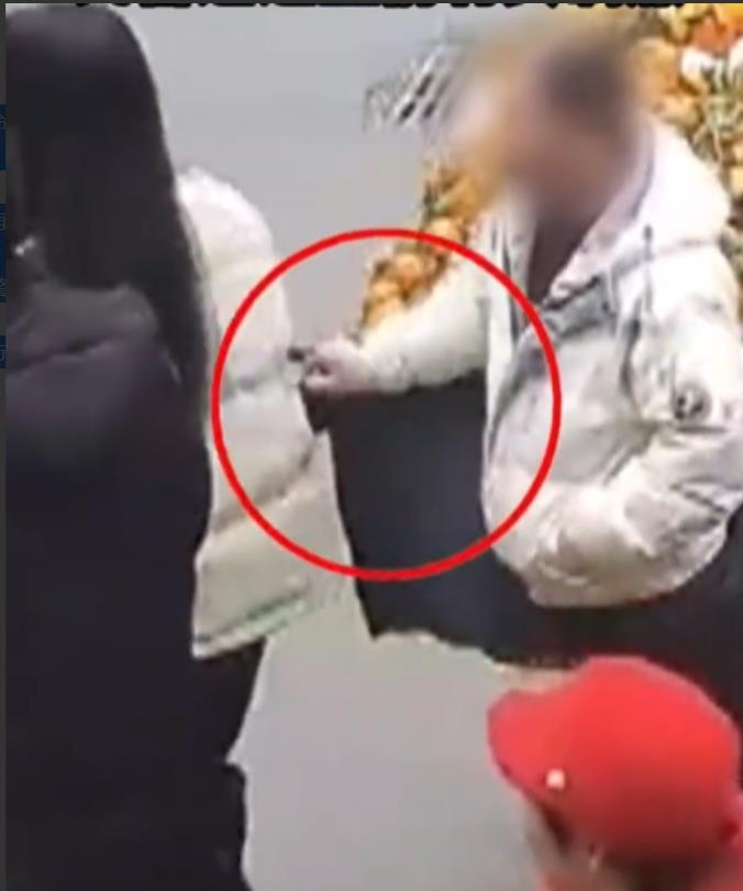“这个民警强的可怕！”四川巴中，民警张洪川周末陪同妻子和儿子逛街时，突然感到不对