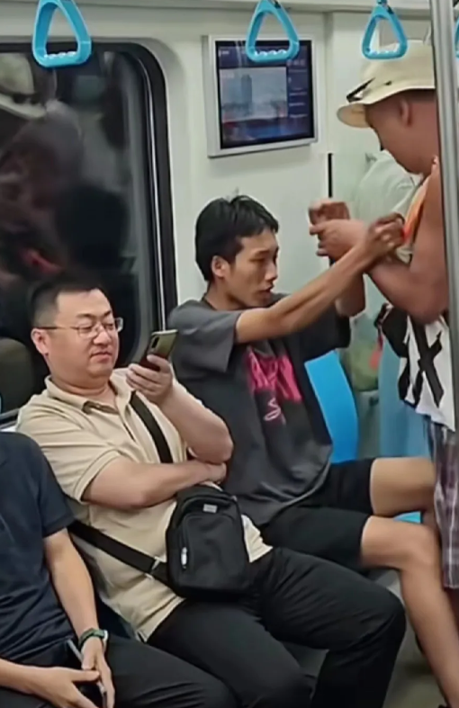 青岛地铁，殴打小伙的老人，肯定不对、犯法了，小伙没动手，但是，疑似小伙有错在先，