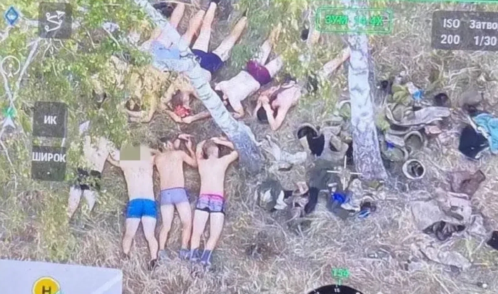伤害性不大，侮辱性极强！

在库尔斯克州的地界上，乌军的9名无人机操作员像是棋盘