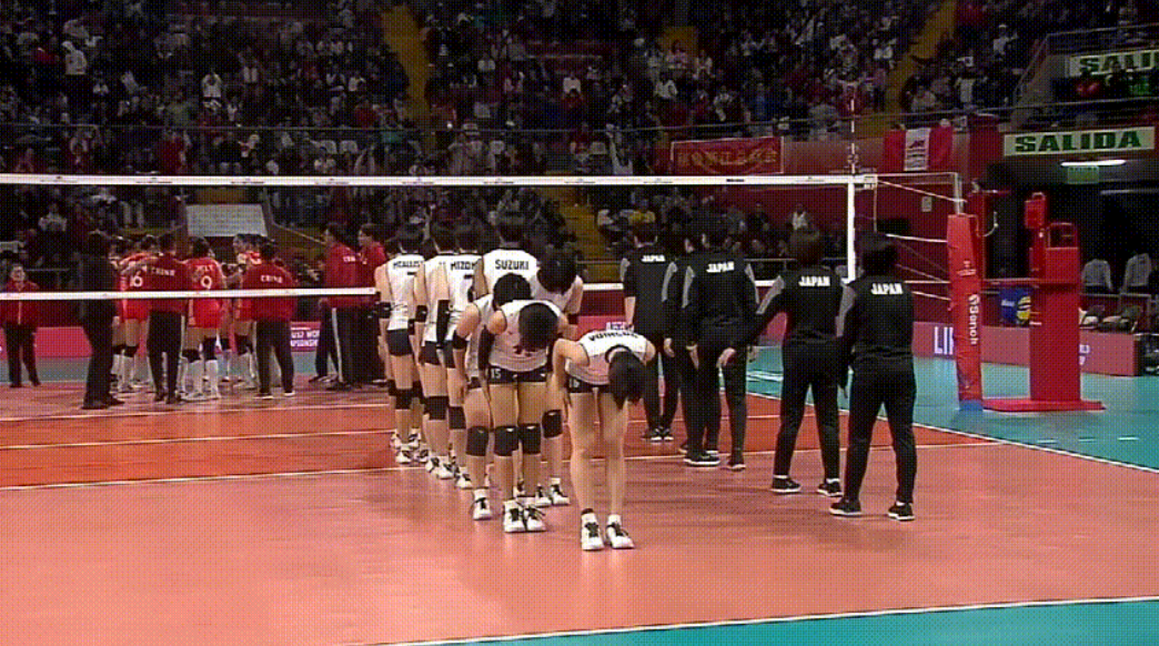 真是受不了日本女排这操作！比赛结束后，日本女排不停地低头鞠躬，关键是他们还来中国