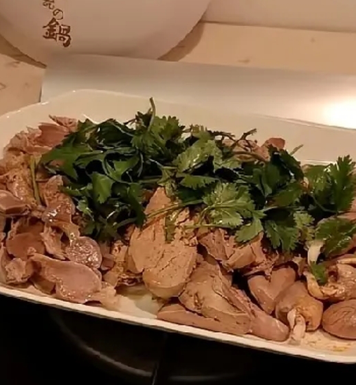 小杨阿姨和小梅妈妈一起煲汤了
色香味俱全
两孩子有口福了
热腾腾的鸡汤萝卜汤
长