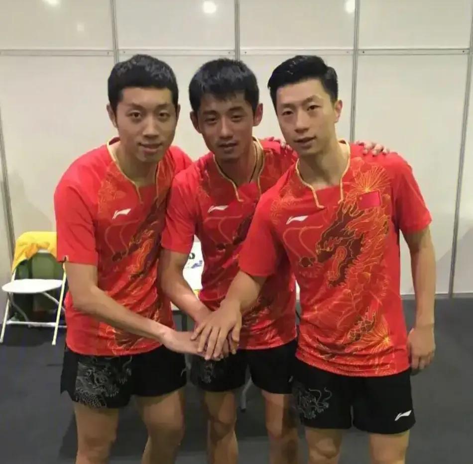 国乒“三剑客”三大赛的单打成绩汇总。
张继科：奥运会男单冠军1个、世乒赛男单冠军