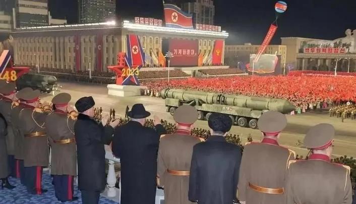 别人阅兵都在早上，朝鲜为什么总是在夜间阅兵？背后的原因很简单：

1.夜间阅兵可