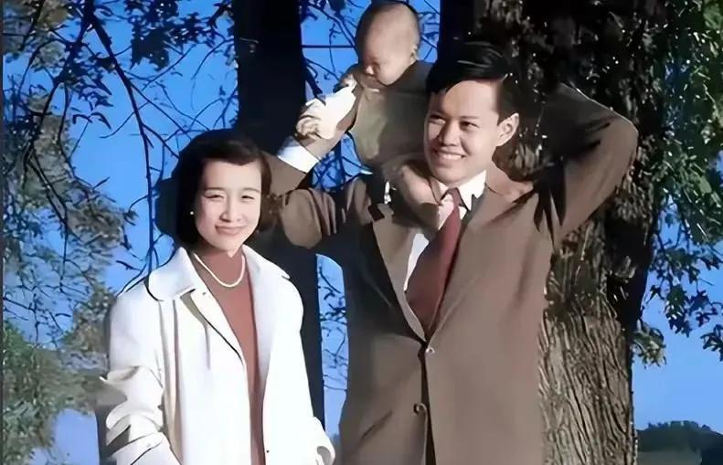 这是杨振宁先生的二儿子六个月的时候，大儿子拍的照片！
虽然角度不正，可看的出来夫