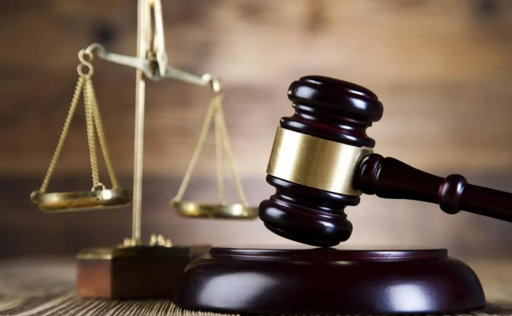 宁夏银川，男子在情人家缠绵时，不料情人丈夫提前回家，情人因担心事情败露，于是让男