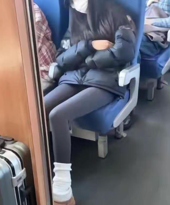 坐公交车的妹子脚受伤了，穿着棉袜还冻得直哆嗦，看着让人心疼。