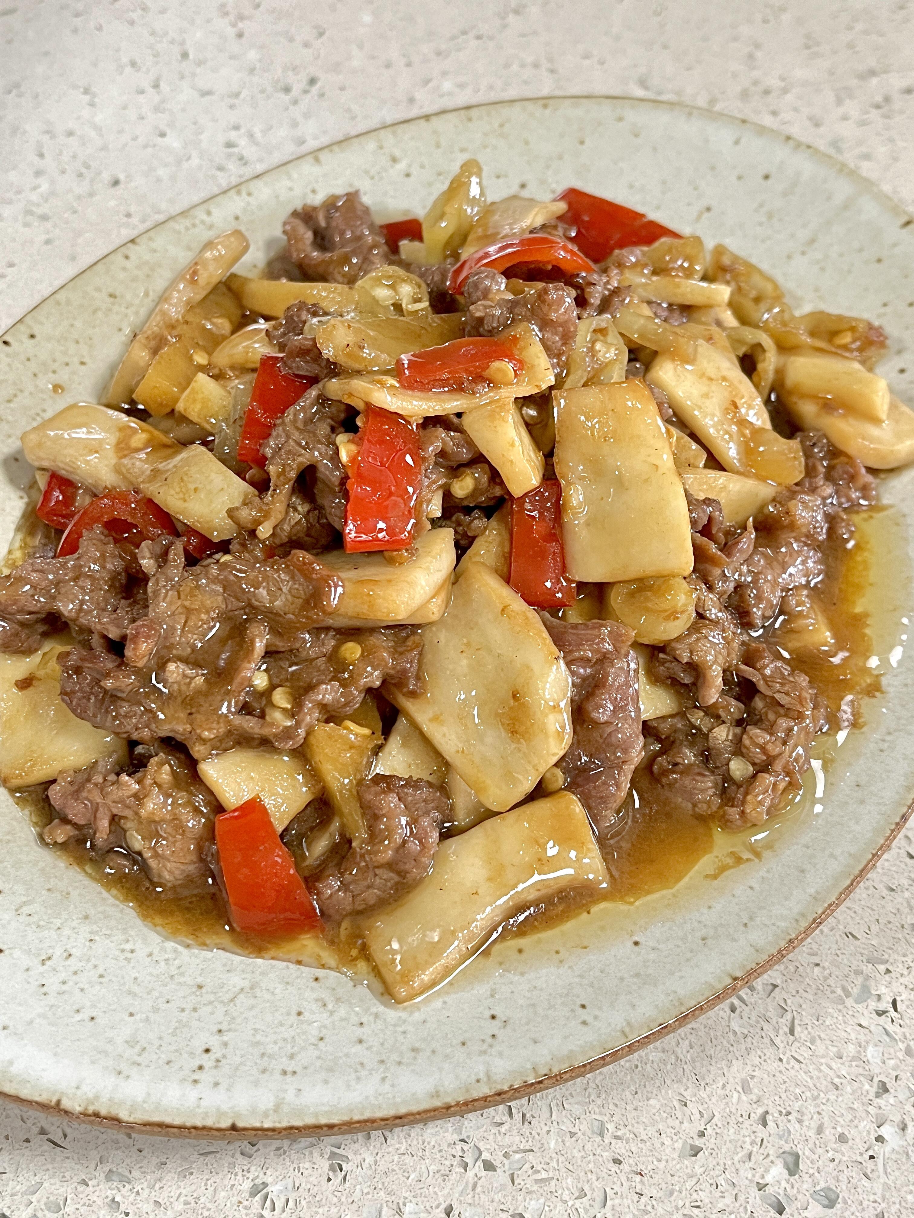 没想到杏鲍菇炒牛肉居然这么好吃
放了泡椒一起炒，酸辣开胃，主打一个下饭，妥妥的饭