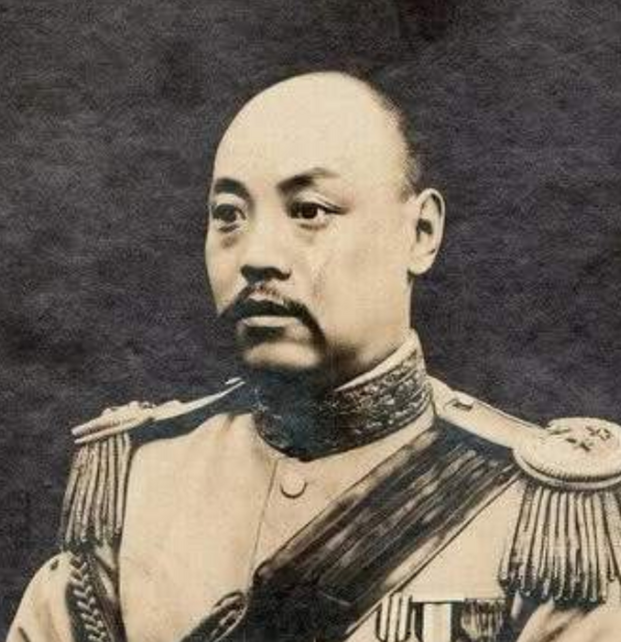 1895年，国务总理靳云鹏去参军，却因天生大小斜眼，被教官派去扫厕所。一天，袁世