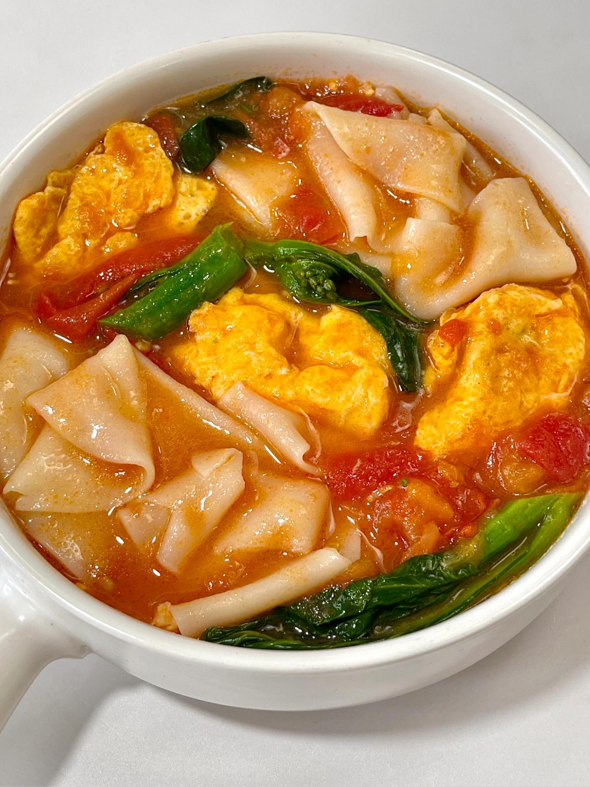 快去试试这个番茄鸡蛋云吞皮汤！巨好喝！