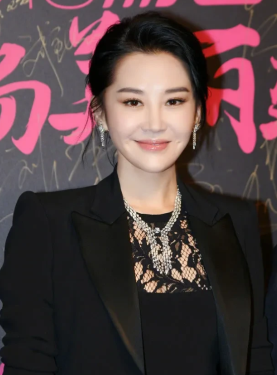 55岁的许晴说：我很渴望婚姻，有生俩娃的打算，但却没有男人将我娶回家！

说起许