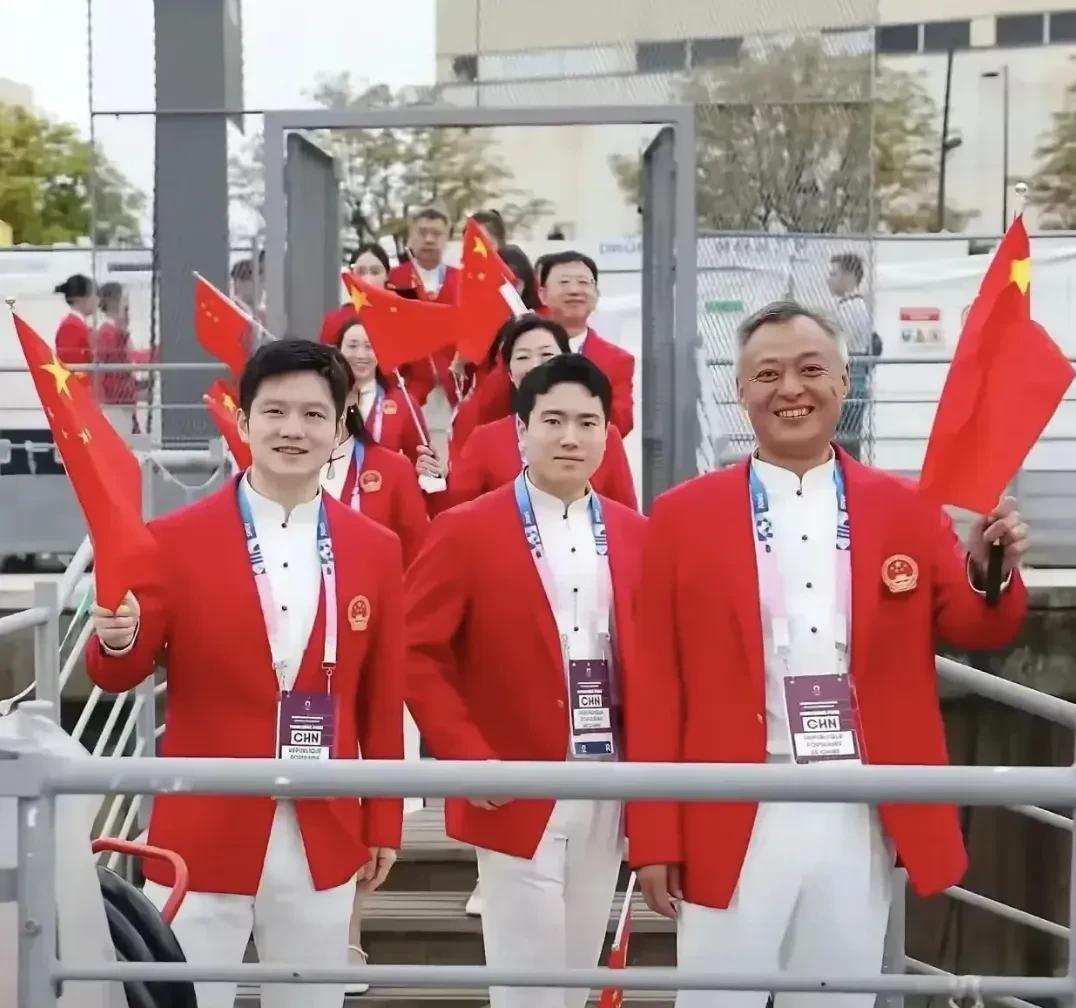 “不要低估一个军人的意志！”解说此言精准评价樊振东。27岁的他退出世界排名，令球