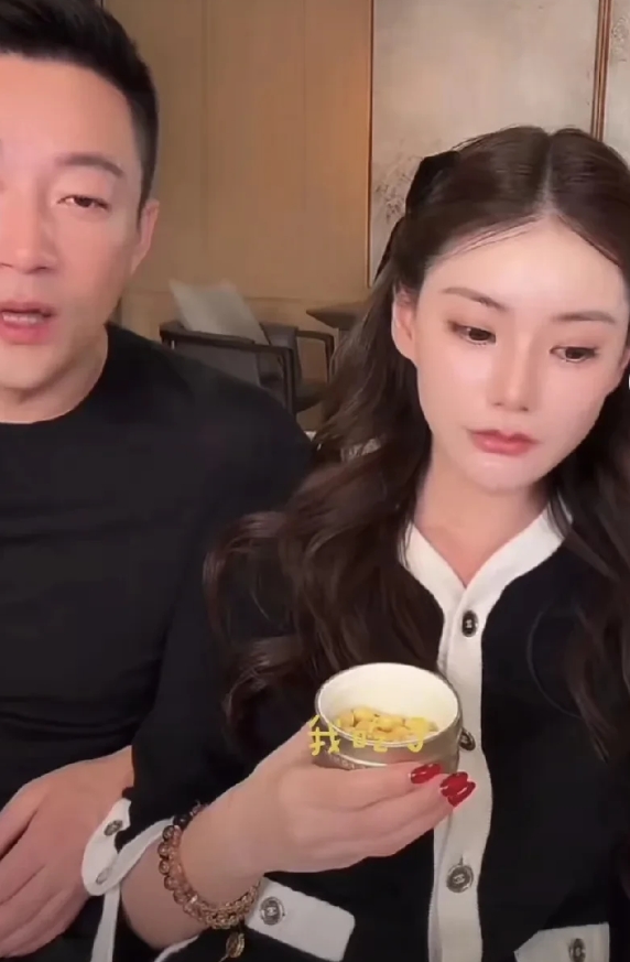 太搞笑了，小汪总抱怨:咱们总得有点夫妻正常生活呀。
小梅一直直播到深夜还不睡觉，