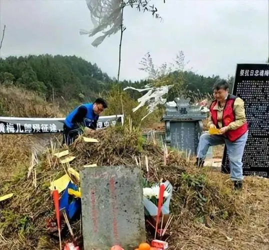 贵州一名女子给母亲扫墓，发现不远处的孤坟长满了荒草，或许已经很久没人祭拜了，出于