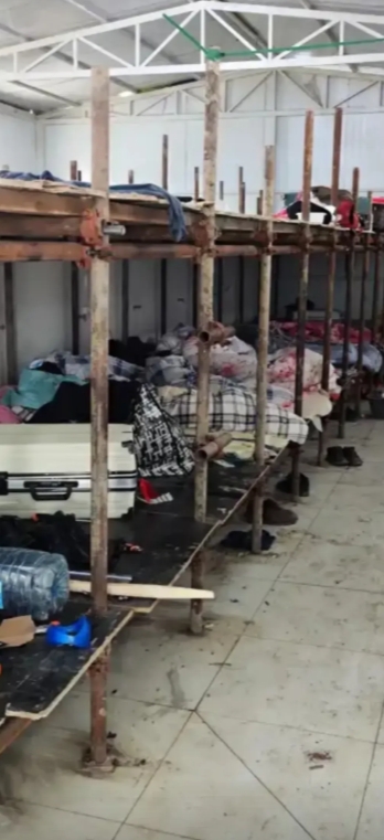 农民工一天工资七 八百，一个月两万多。比一般的白领工资都高很多，但他们依然住在工