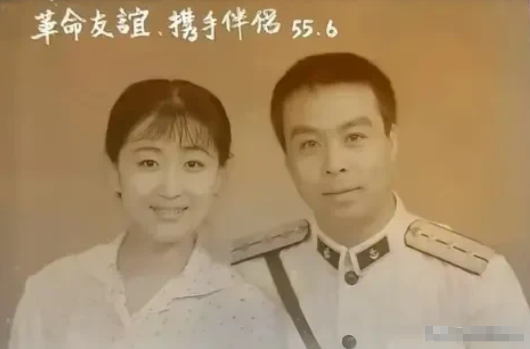 这好像是三十多年前的一部电视剧，名字大概是《潮起潮落》。照片中的女演员叫陈瑾，其