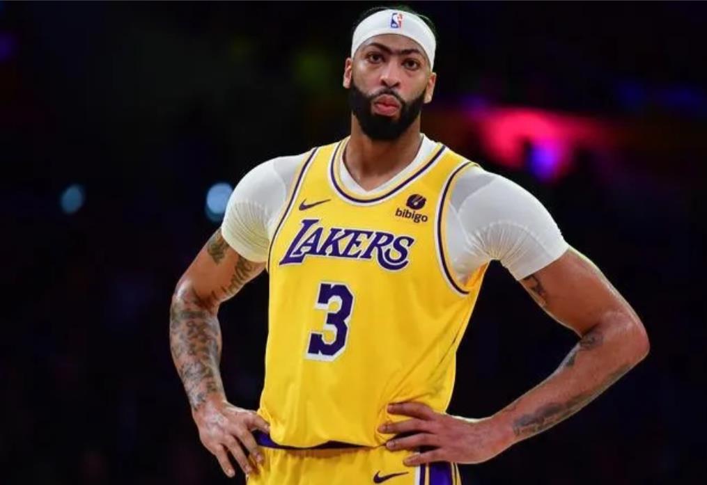 一场血淋淋的惨败，彻底激怒了湖人当家球星安东尼-戴维斯。在今天湖人以110：13