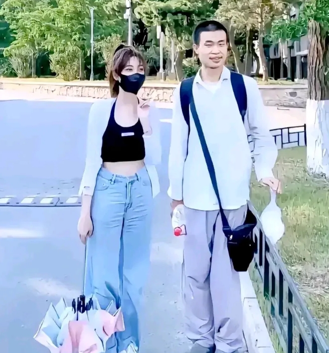 不要看“韦神”一副不食人间烟火的样子，其实他还是非常招女孩子喜欢的。这样的男人几