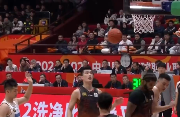 克里斯33+6+6统治内线，山东险胜北京终结对手连胜