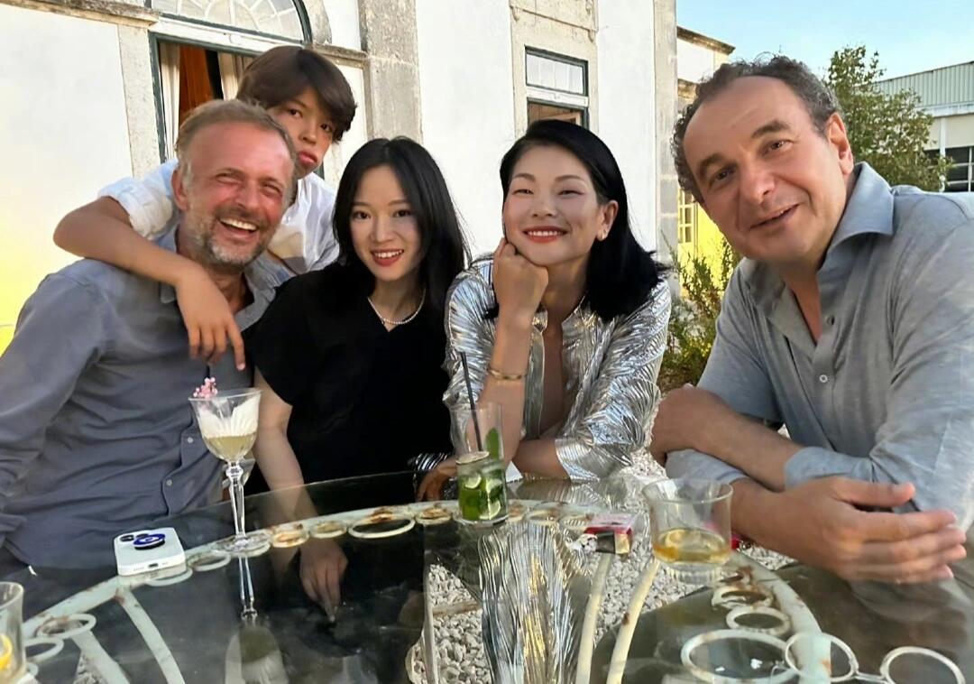 “丑姑娘”从农村走向了国际，还嫁给了豪门