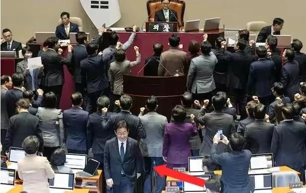 韩国国会弹劾代理总统韩德洙的现场，在不起眼的角落有谁注意到了李在明的身影？

哈