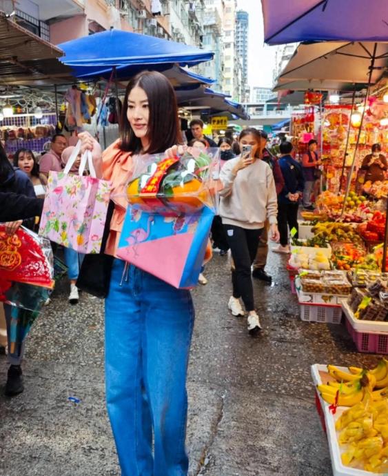 陈慧琳出道多年，凭借甜美的嗓音和出众形象成为乐坛天后，留下众多经典作品。近日有人