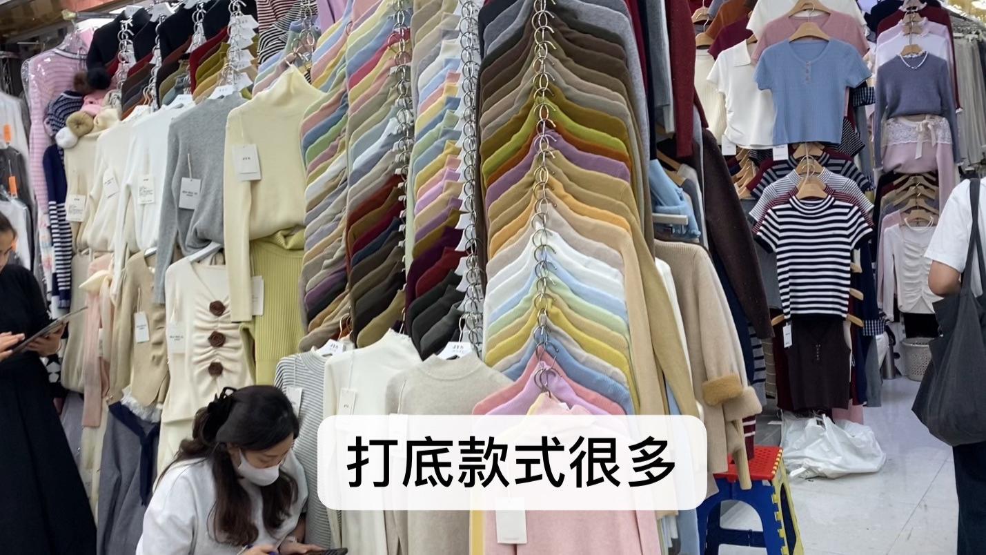 广州服装市场针织衫都是厚款了，颜色样式丰富，经典日常穿搭单品