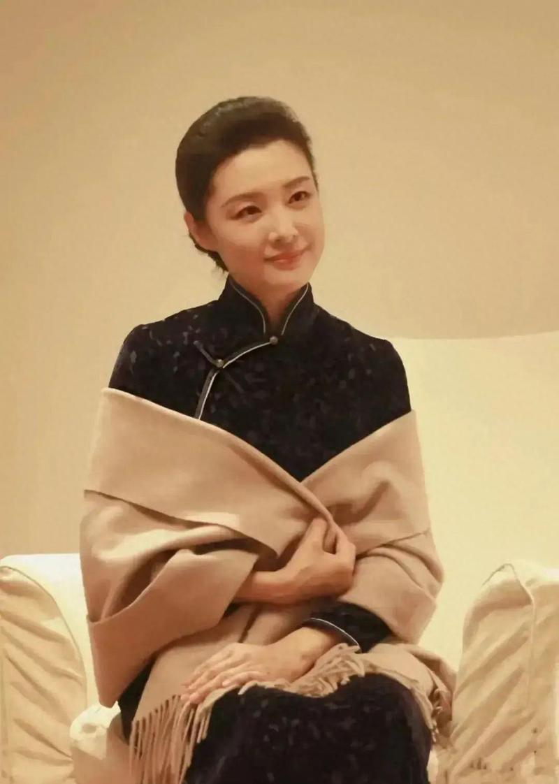 哇塞，周涛真是美翻了！
不愧是央视的颜值担当，她这状态，说是逆生长一点都不为过。