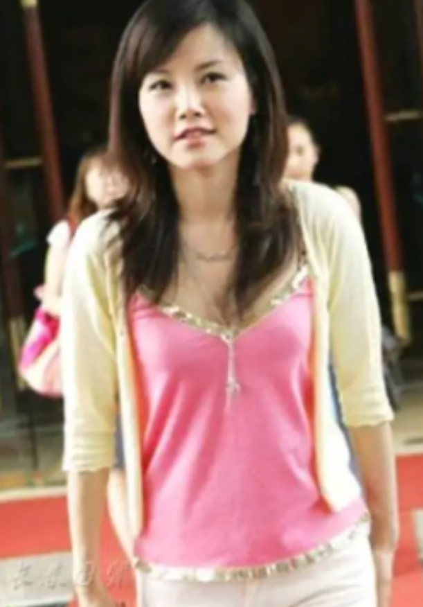 当年，女歌手戴娆去石家庄替某公司拍广告，事先说好的酬劳是200万，想不到，结算时