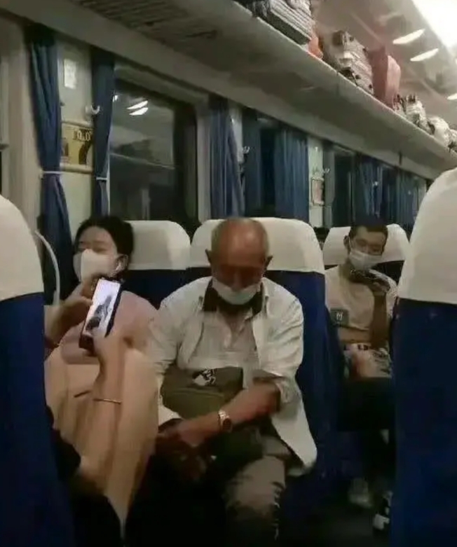 对面的大爷估计都无语了！哈哈哈哈 [大笑][大笑][大笑][大笑][大笑]
