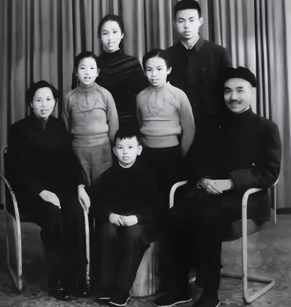 他建国之后长期休养，没有军衔和工作，1955年评级的时候，工作人员犯了难，毛主席