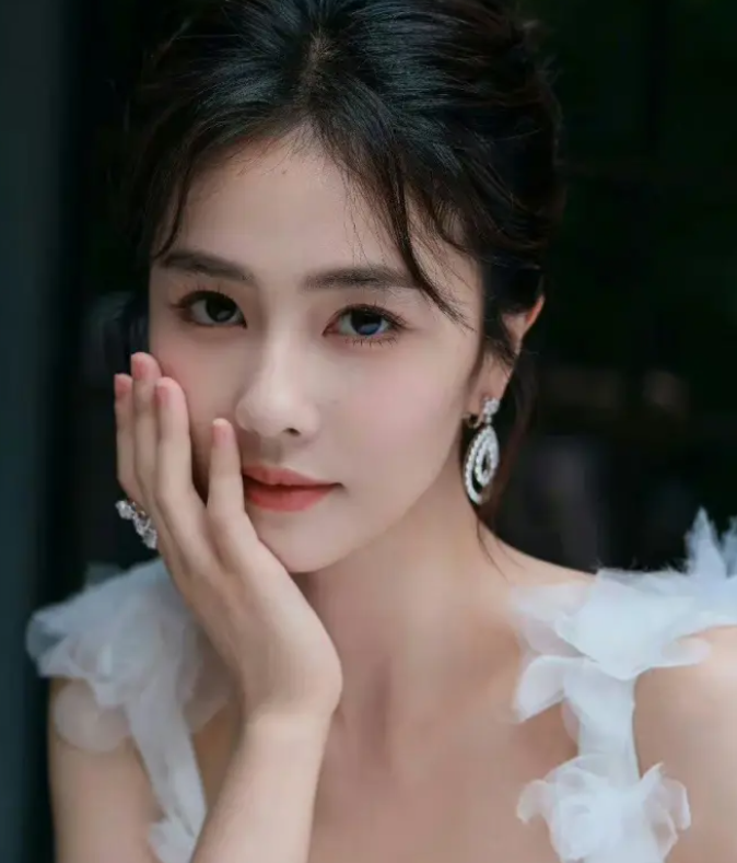 白鹿穿裙子在你们眼中好看吗？