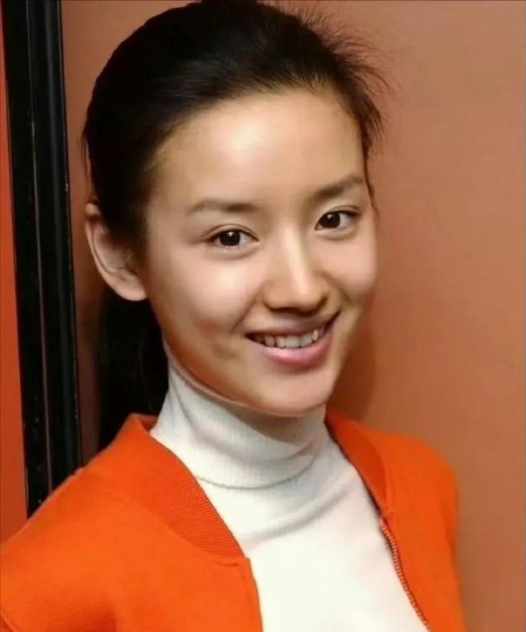 董洁年轻时候就算是纯素颜，不施任何粉黛都能秒杀很多小花了，真的找到了一位素颜比化