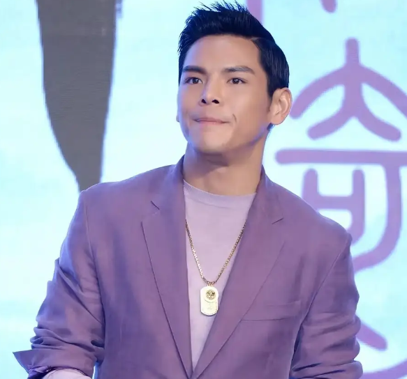 网传“大佬之子”向佐竟也遭校园霸凌？1月14日，向佐在综艺中自曝因家庭背景被同学