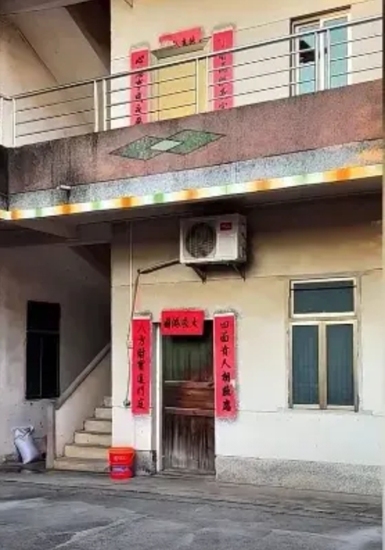 全红婵大伯家的二层楼都35年了，蝉宝爷爷说，二层楼旁边的破瓦房才是全红婵家的房子