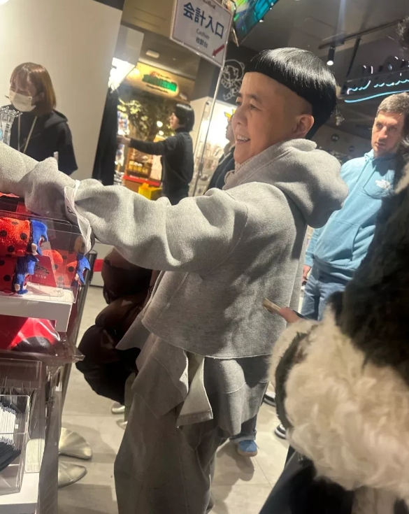 金龟子在日本被偶遇！
话说她为什么这么坚持这个发型呢
……感觉……不太好看……