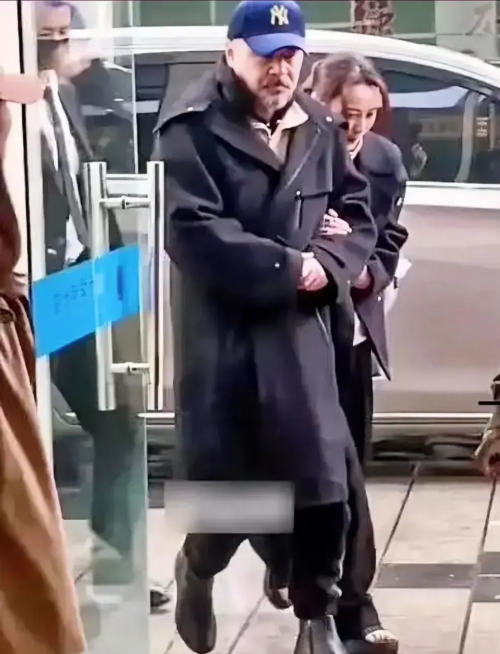 整天搞这一套有何意义？总在装模作样，以为自己地位显赫，实则无人在乎他！
