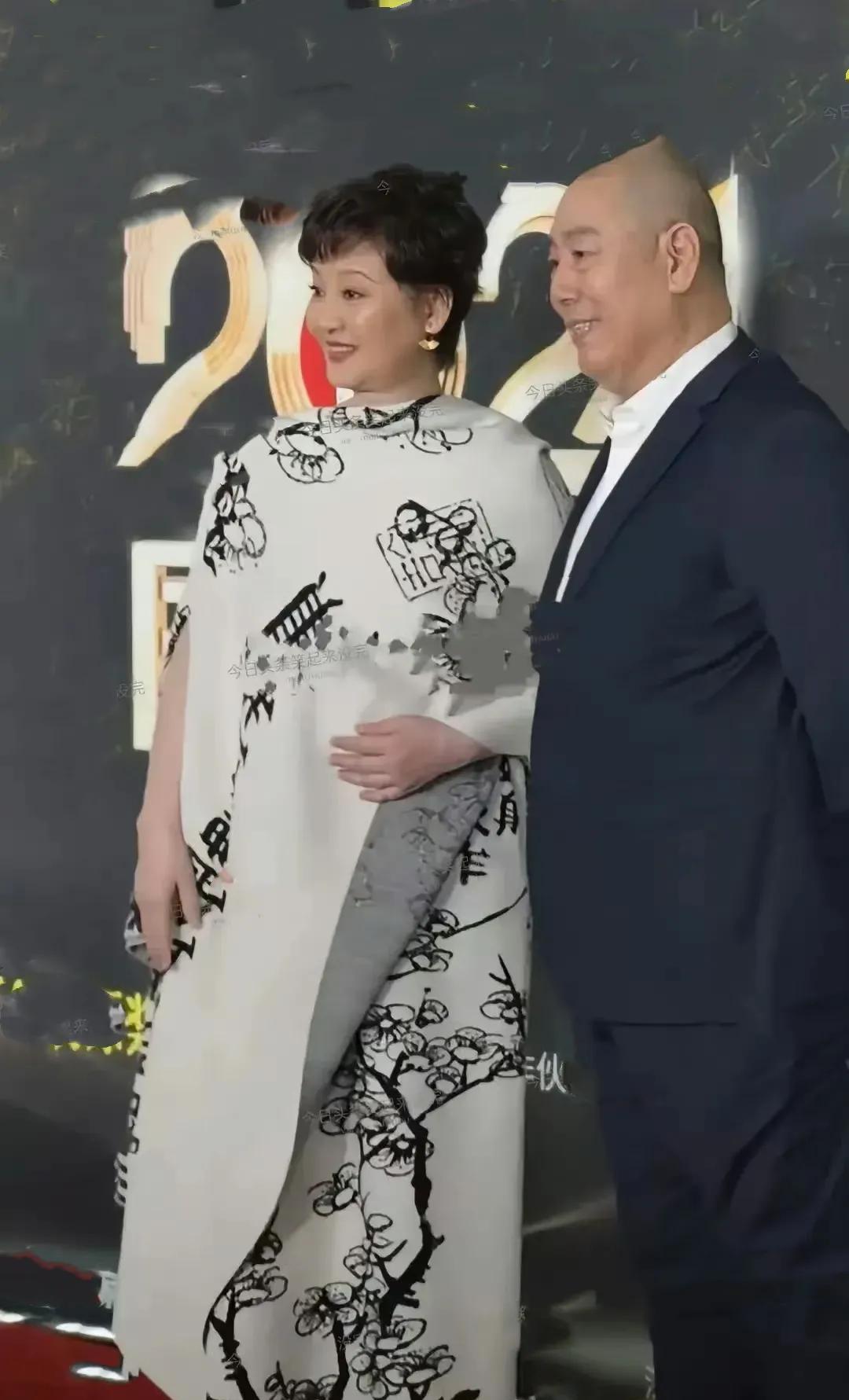 近距离的看徐帆也胖了不少，整个脸胖了两圈，都快看不到眼睛了，身体也圆润了不少，真