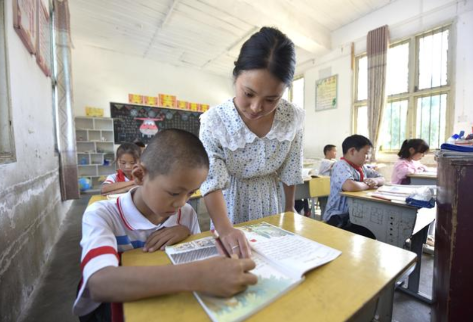 乡村教师的“春天”来了。
多省教育厅调整政策，以工作年限作为评定职称的基础。
例