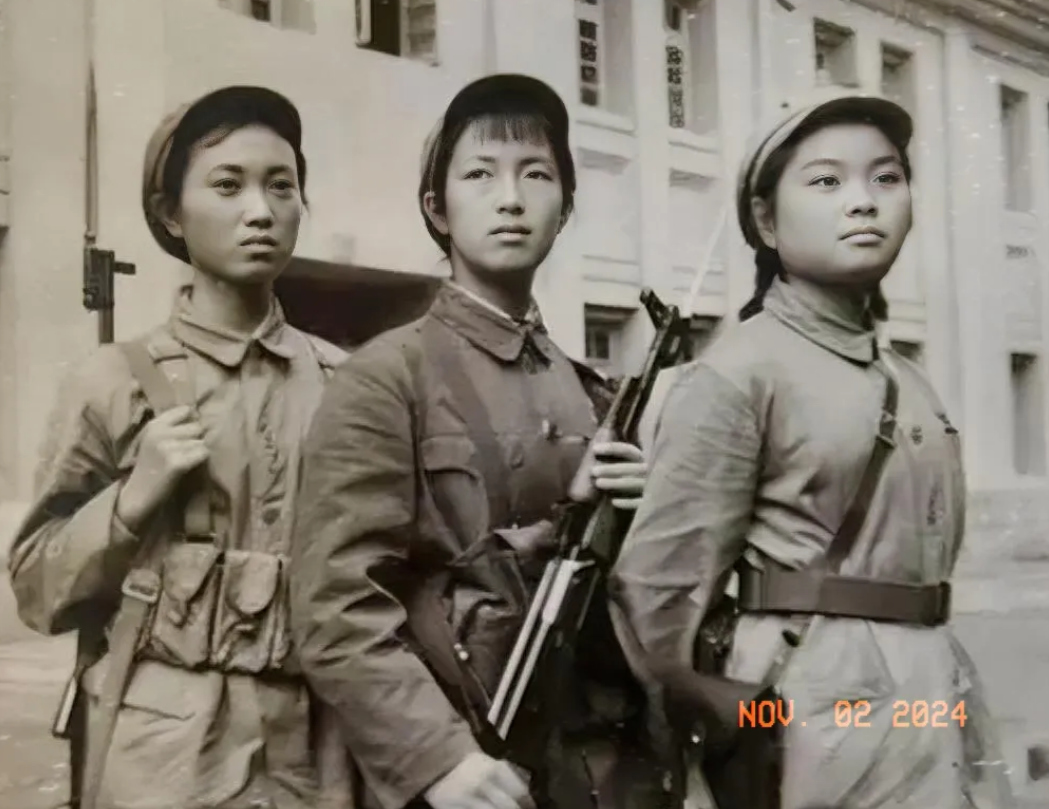 上世纪60年代
三名女民兵的照片，一位肩背步枪一位手握冲锋枪还有一位腰间别着手枪