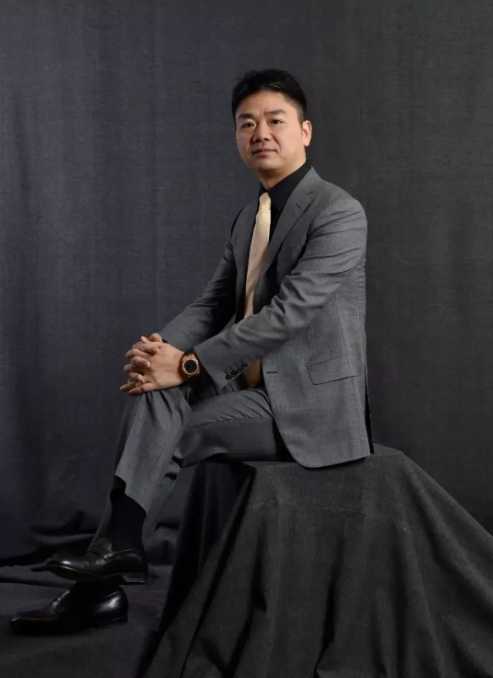 主持人问刘强东:“你妈妈平时有什么爱好吗？”刘强东说:“我妈妈有一个爱好是跟别人