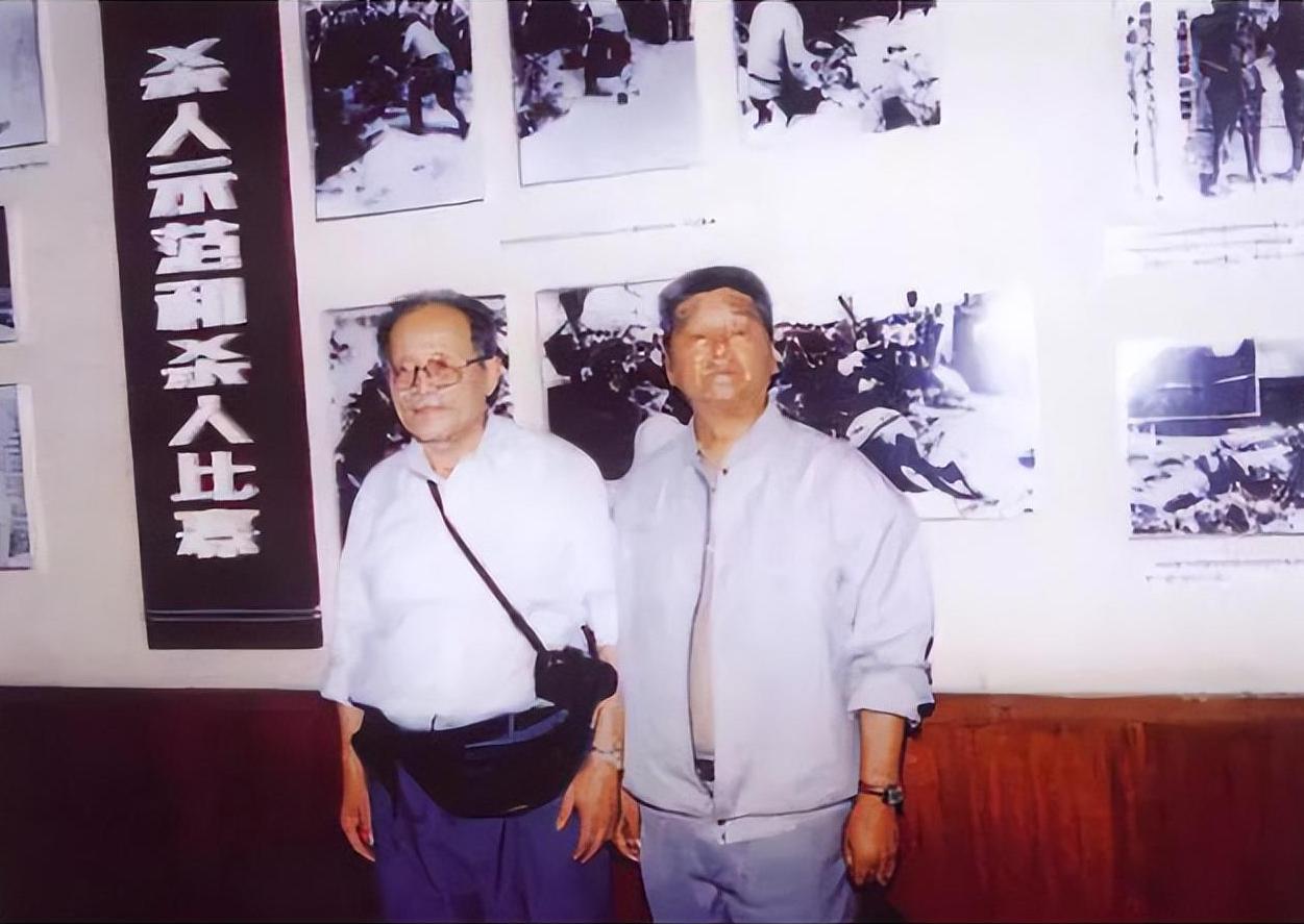 1941年7月，南京的一位小伙正在上厕所，无意间在墙洞里发现了一个布包，打开以后