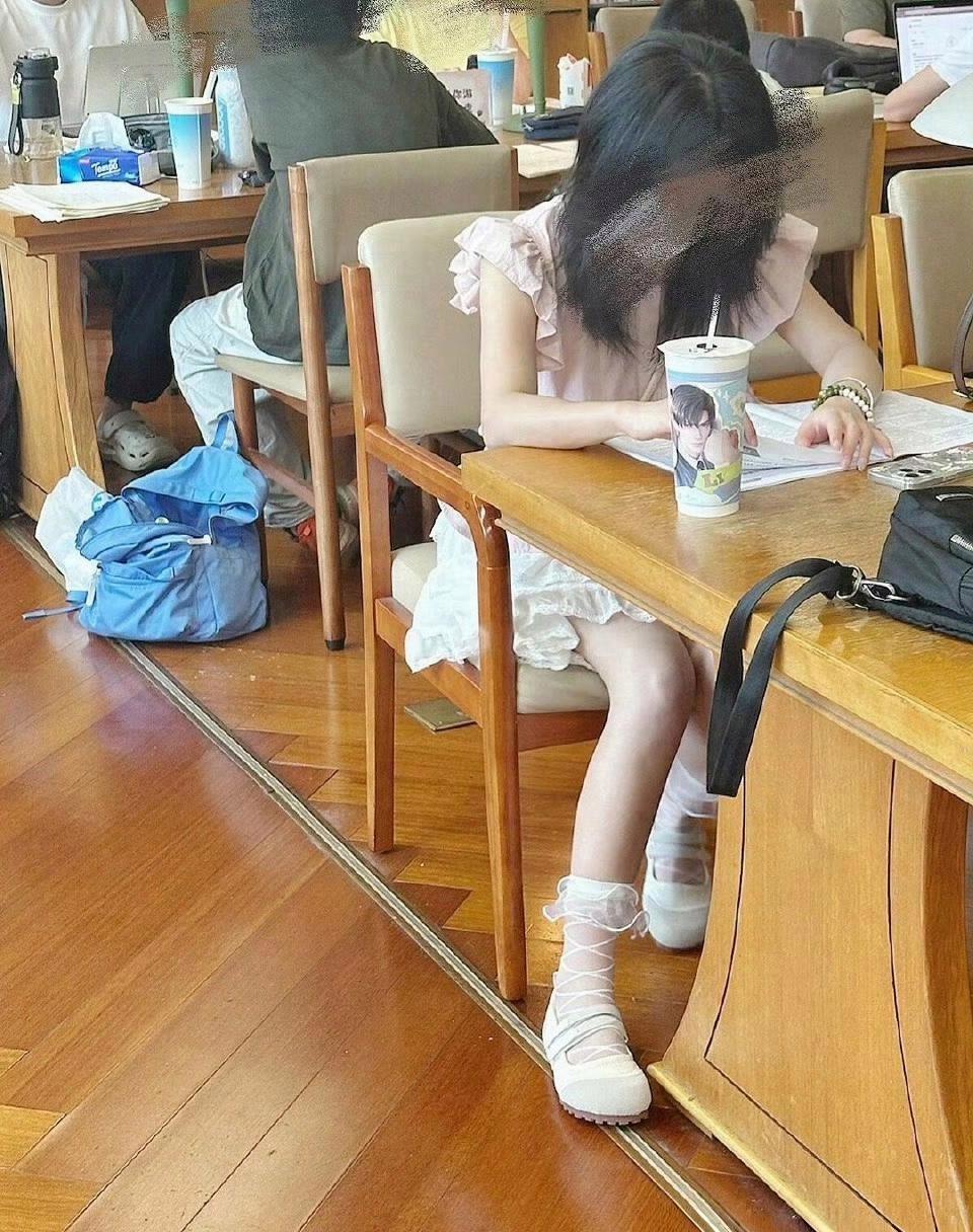 我滴妈，在图书馆看见的

这个女生的穿搭瞬间把我种草了啊，特别是那个鞋子花边袜