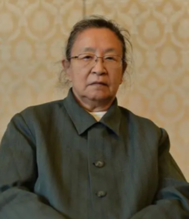 1976年，毛主席逝世后，每逢毛主席的生日，一个穿着破烂的妇人都会排队进入毛主席