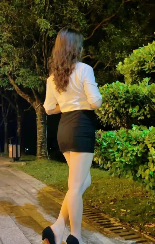 工作了一天，傍晚出来呼吸一下新鲜空气，就为晚上能做个美梦！！！！