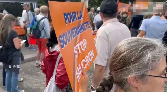 大事不好！
马克龙摊上大事！
最新消息，法国巴黎突然爆发要求马克龙辞职的集会。成