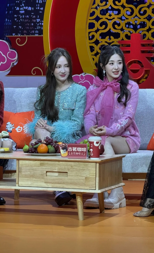 张含韵的颜值，也就比刘亦菲低了一丢丢
她的颜值被低估了吧，从小美到大，在这个年纪
