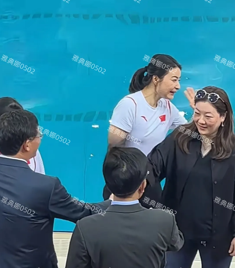 天啊，伏明霞怎么老成这样了？
只有46岁的她，身材发福胖成球，五官变形满脸色斑看