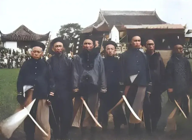 清刀，在清朝中晚期已经沦为装饰品，几乎没有了实用价值。比如嘉庆皇帝从圆明园返回紫