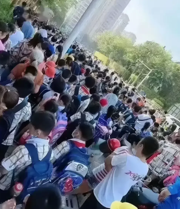 山东泰安的这场车祸，需要有三个改变：

1、学校门口扎堆太危险，一旦发生意外伤亡