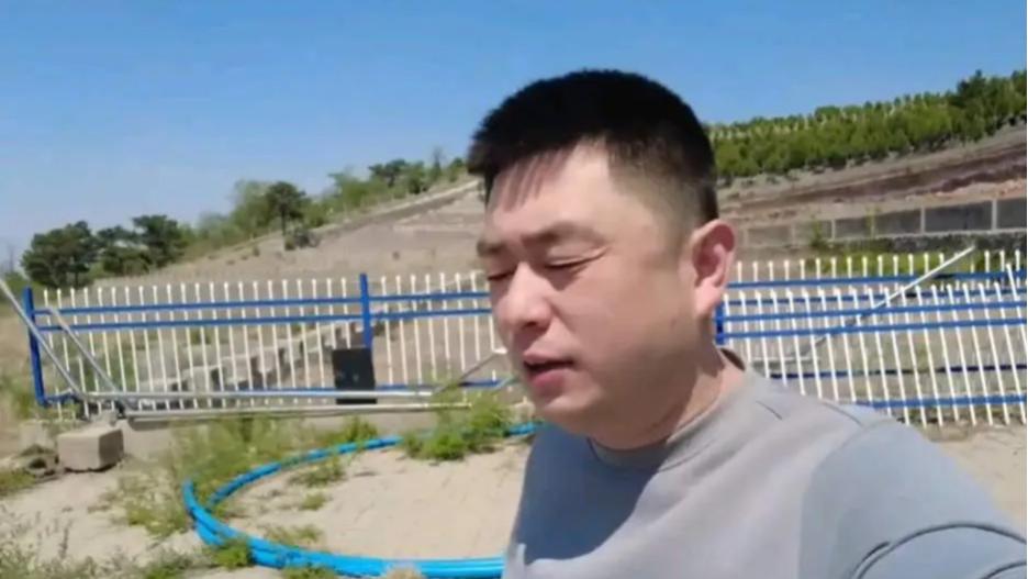 34岁中年男子，应聘墓地巡逻员，月薪18000，每天在墓地散步，喝茶，种菜，遛狗